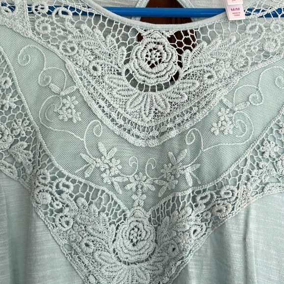 Pretty mint colored top - Picture 4 of 7